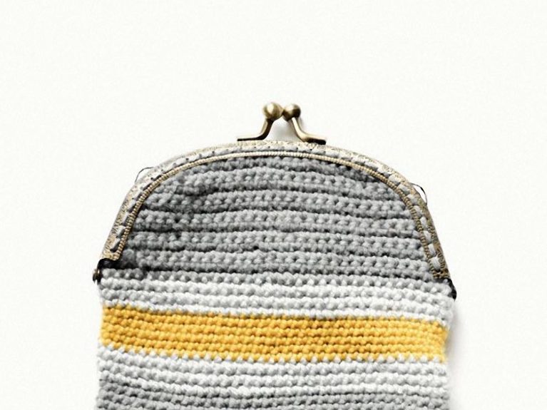 Aprende a hacer un práctico y bonito monedero de ganchillo a rayas con cierre de clip => dwnda.me/monederocroche…