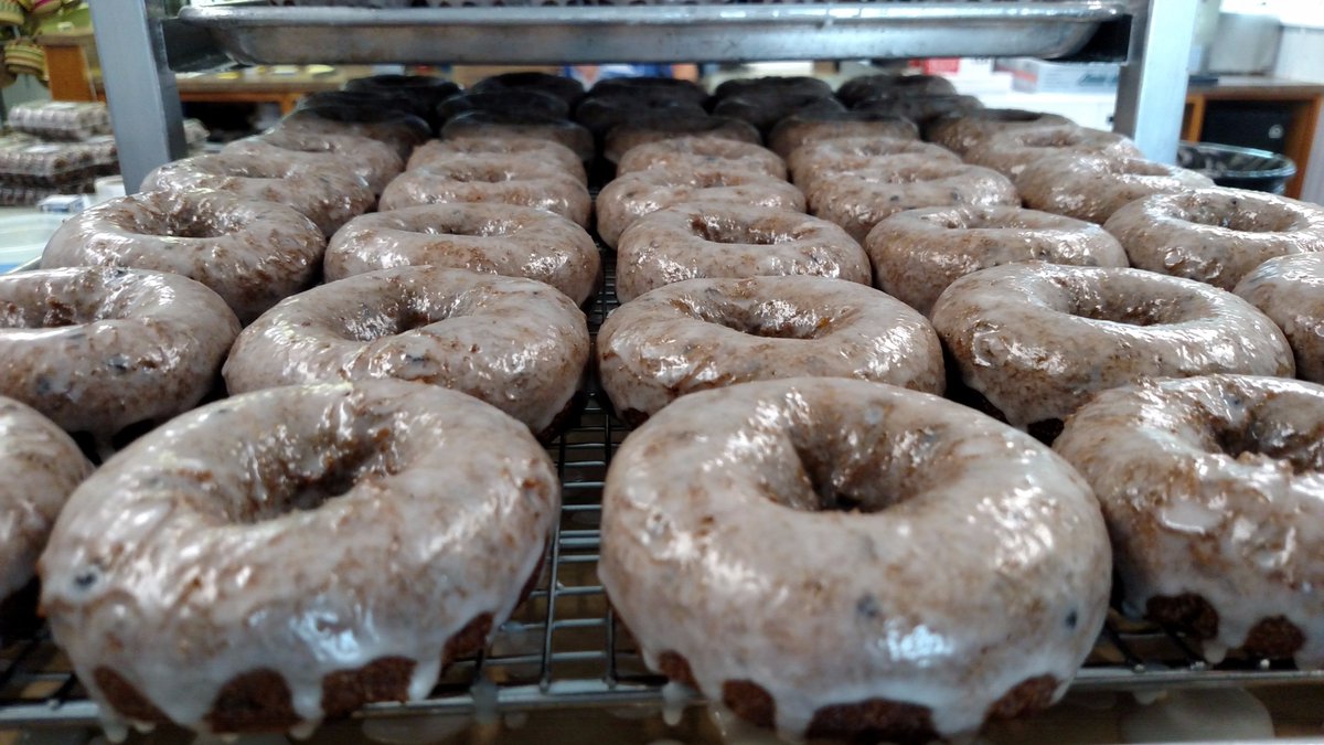 BBFarmMarket's tweet photo. Friends TODAY Tues 6/27 only while supplies last get a DOZEN BLUEBERRY DONUTS for $6!  We have plenty to go around, open until 8p. https://t.co/JUI0XoFLhy