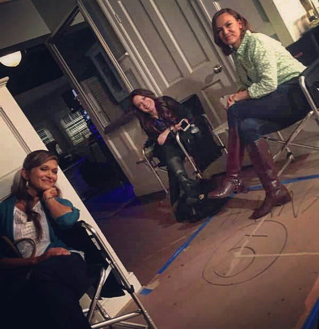 PrettyLittleOk's tweet image. Si, un poco parece que todavía estamos atrapadas en el sótano #winemoms #pllfamily #PLLGameOver - Holly Combs via Instagram.