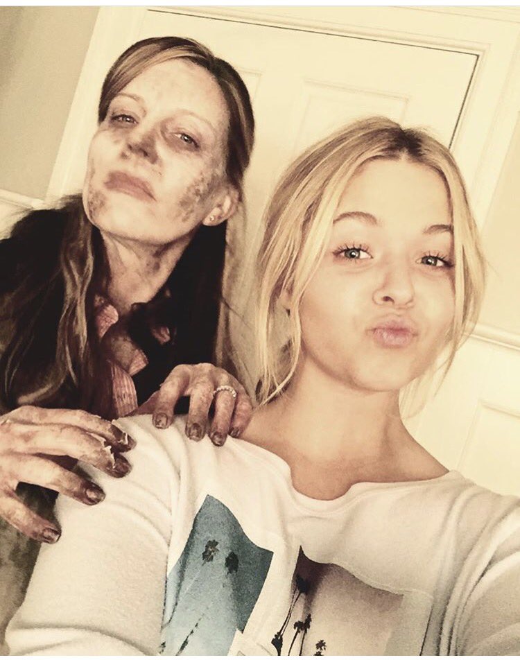 Aidaveeto's tweet image. The cast posting BTS pics is the cutest thing! They all are taking us on an emotional ride #PLLGameOver  #PLLGoodbye