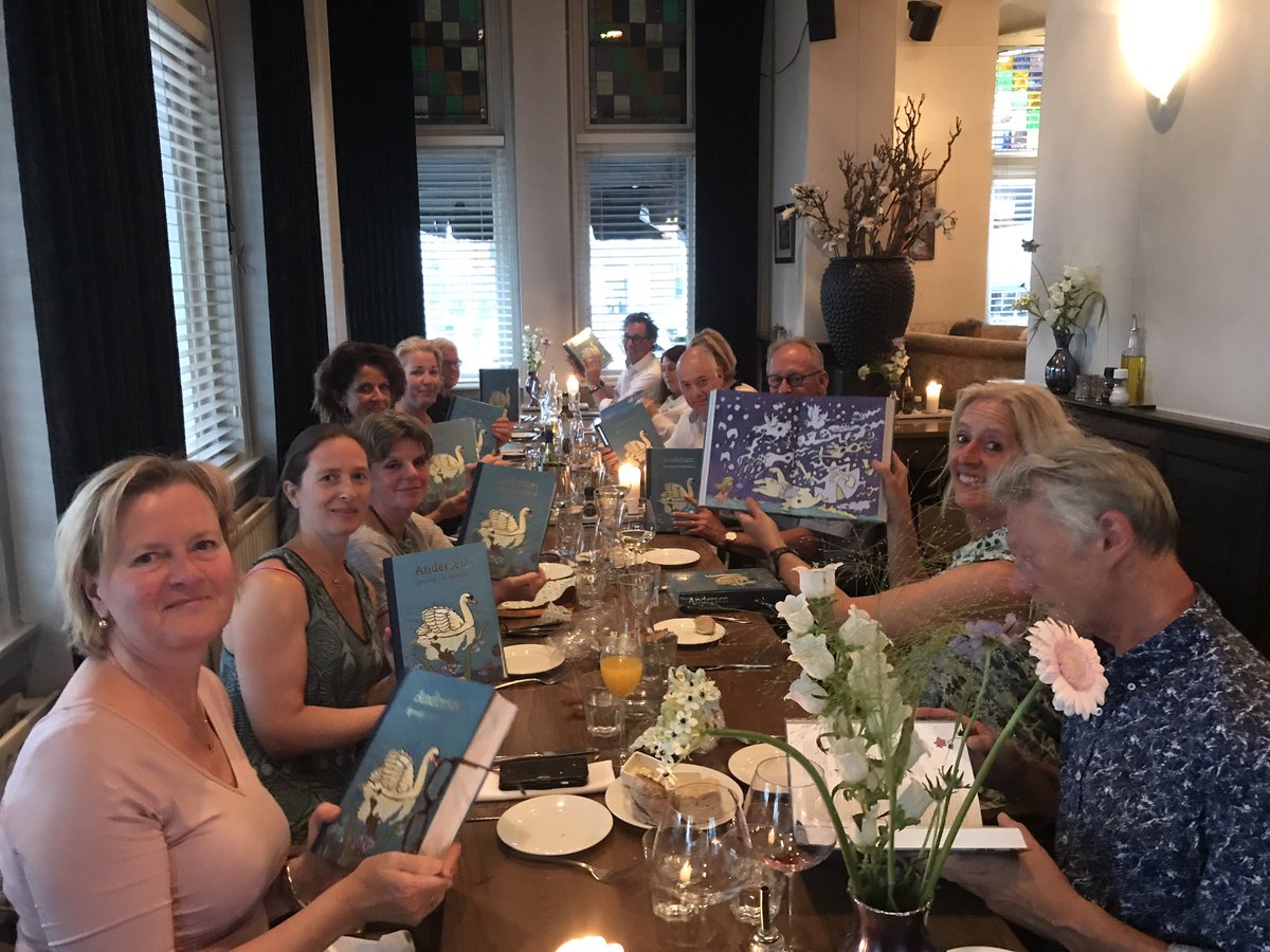 signumonderwijs's tweet photo. Gezellig afsluitend etentje #Projectgroep #Kindcentra 0-13 @shertogenbosch. Als dank allemaal een mooi sprookjesboek. #hetsprookjegaatverder https://t.co/awcebza0tE