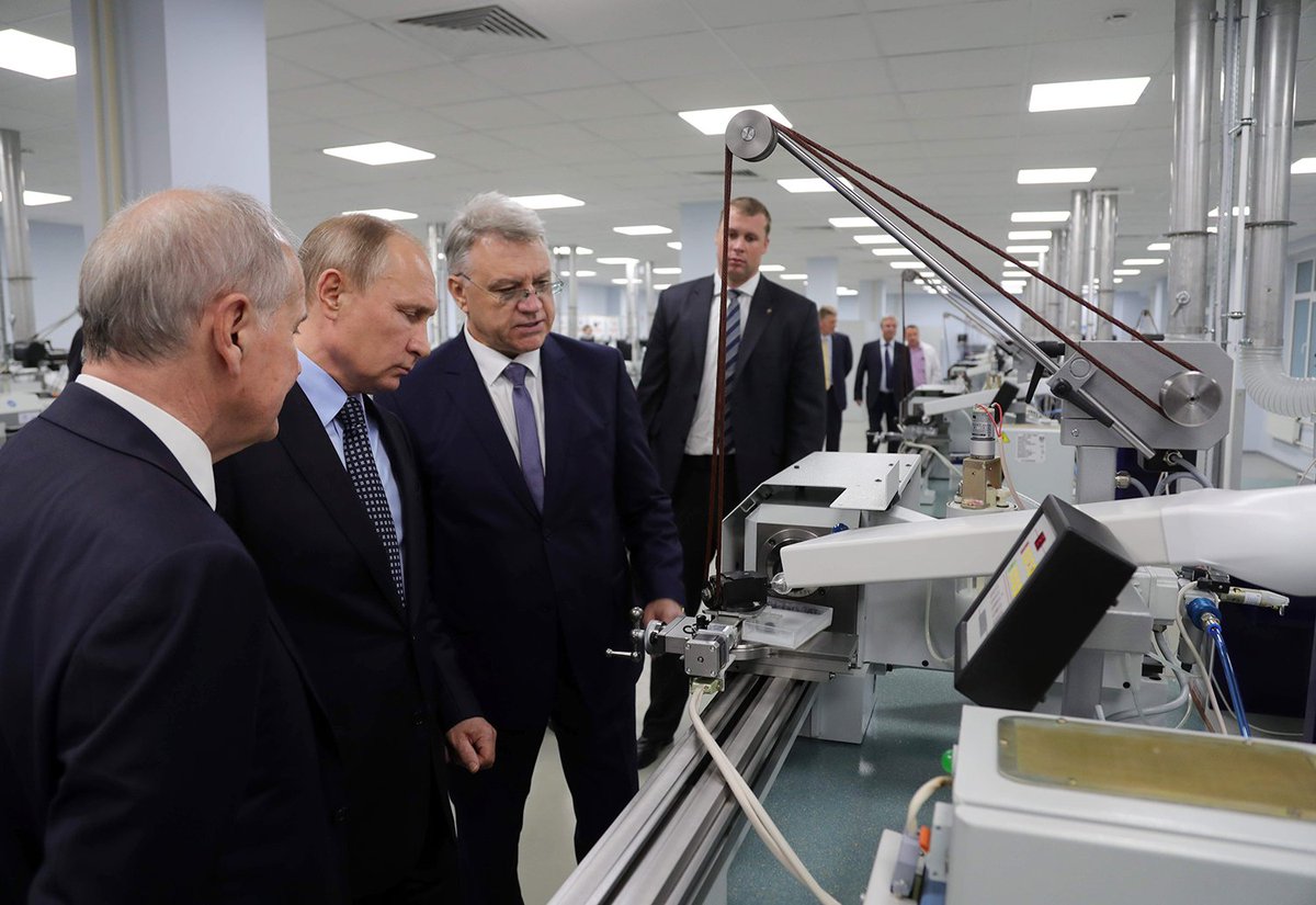 KremlinRussia's tweet image. Президент осмотрел продукцию военного назначения и инновационные гражданские товары на заводе «Купол» bit.ly/2se85Z6