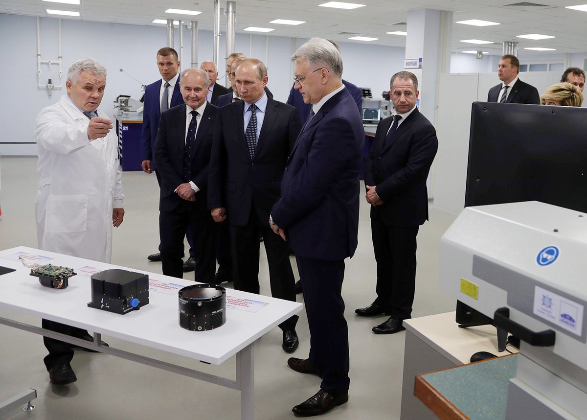 KremlinRussia's tweet image. Президент осмотрел продукцию военного назначения и инновационные гражданские товары на заводе «Купол» bit.ly/2se85Z6