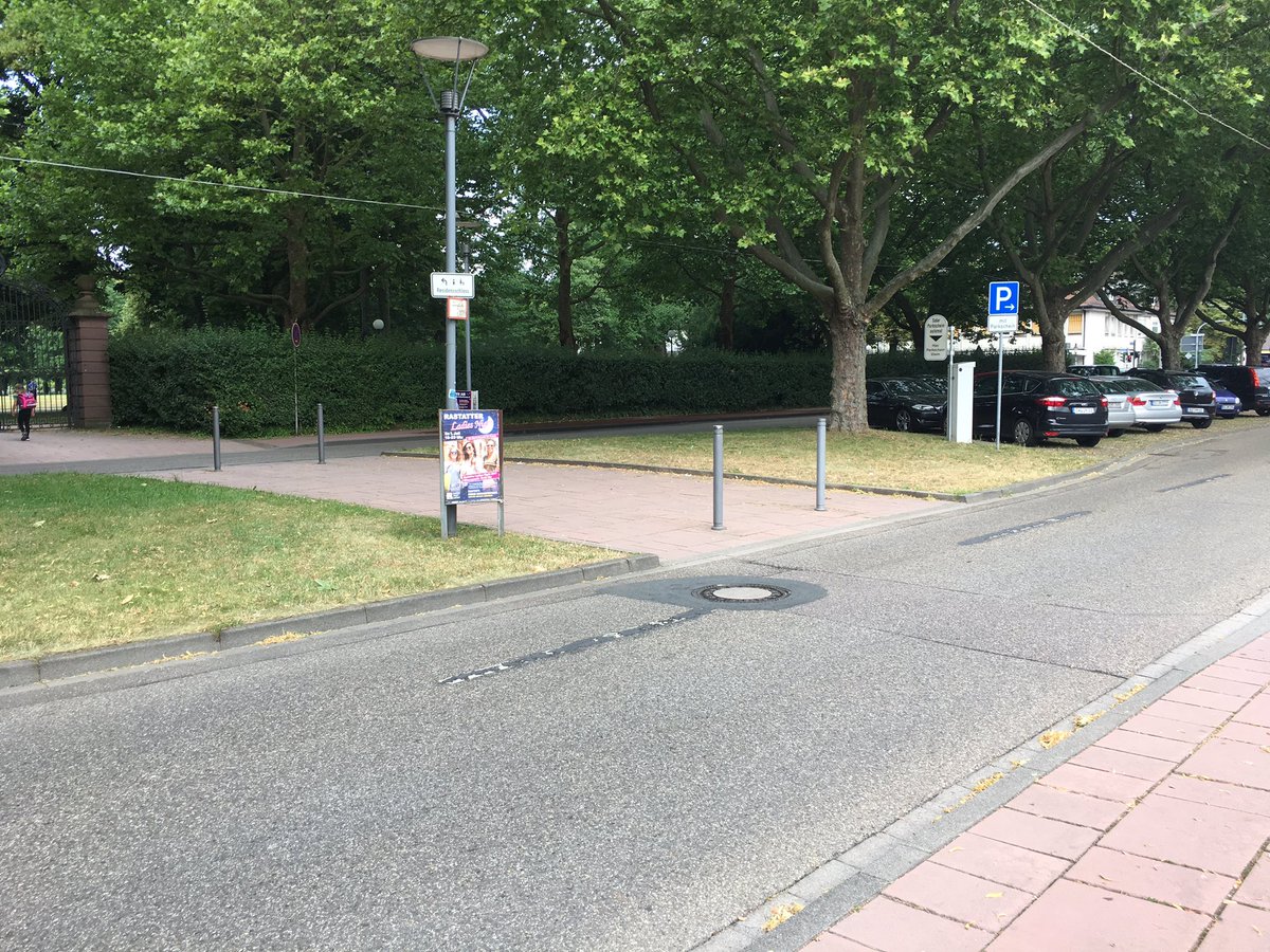 Hallo <a href="/StadtRastatt/">Barockstadt Rastatt</a>, wie wäre es hier mit einem Zebrastreifen? Strecke Bhf, Schlosspark und LWG