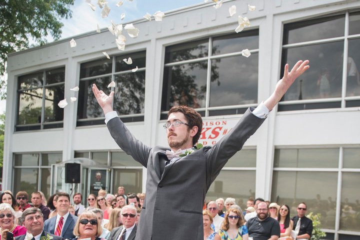 bridalguidemag's tweet image. This "flower man" nailed it: ow.ly/3YlU30cV0Kr