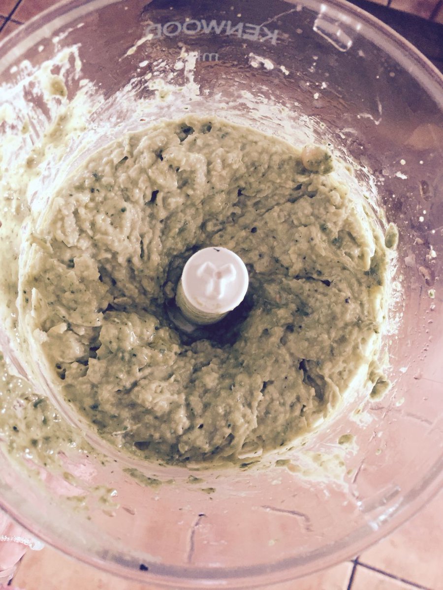 sjacksonhorner's tweet photo. #makinghour 
🍰Ground almond &amp;pecan muffins
🍓Raspberry overnight oats
🌱Homegrown basil pesto
🥜Pesto hummus 

😋😋😋 https://t.co/By9S50h3XS