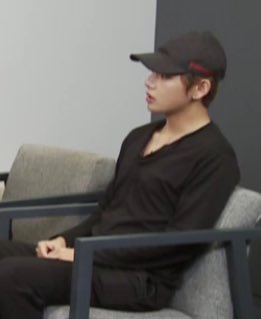 loveytae's tweet photo. taehyung is gaining in muscle and weight and he looks so healthy my baby boy im kermitting https://t.co/2hNB37NX9G