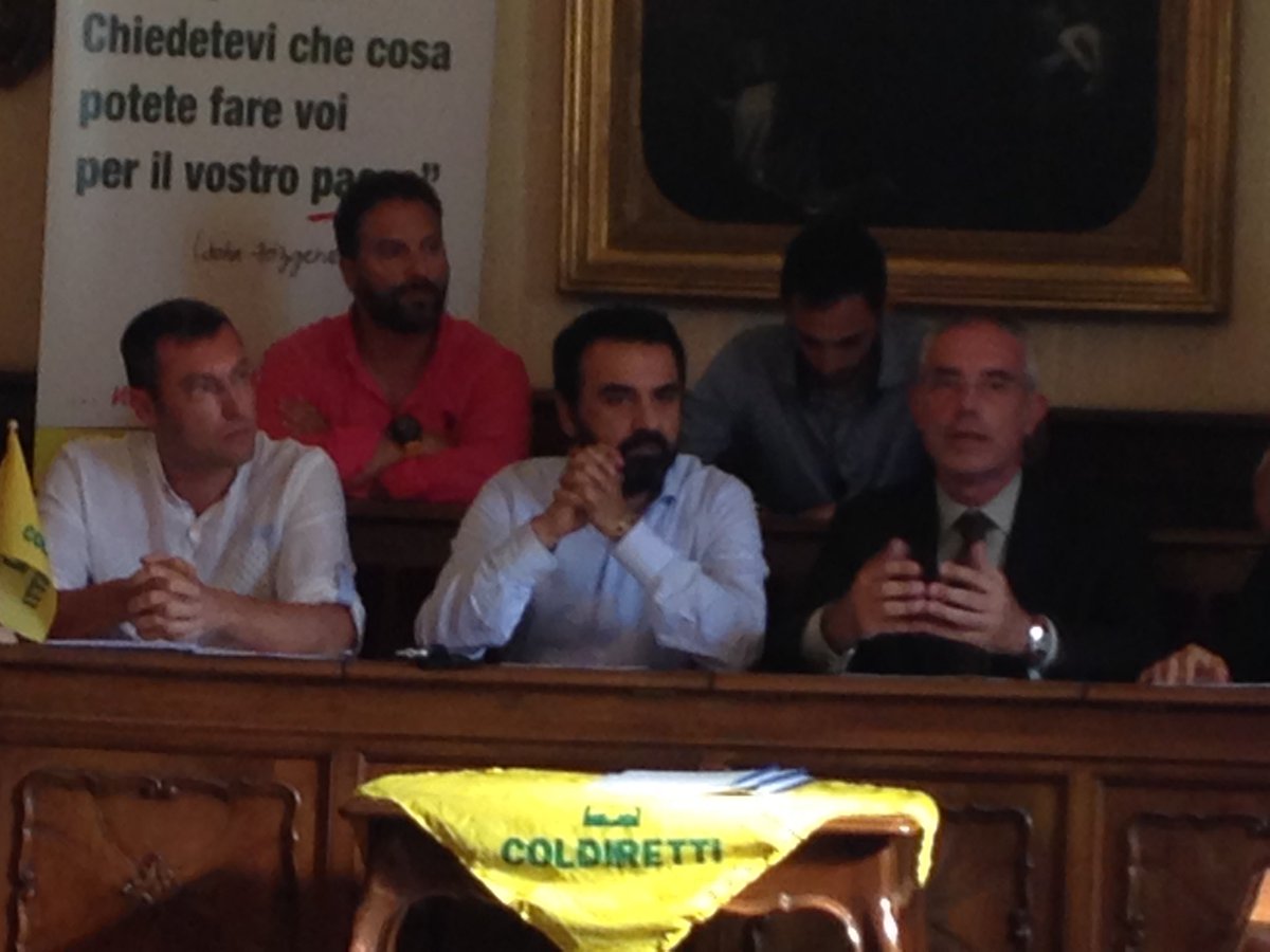 ColdirettiTo's tweet photo. Firmato #accordoquadro con @MoncalieriTO grazie a @paolo_montagna @angelo_ferrero assessori #Cervetti e #Messina #sviluppolocale #comunita' https://t.co/EFjJEWyG0c