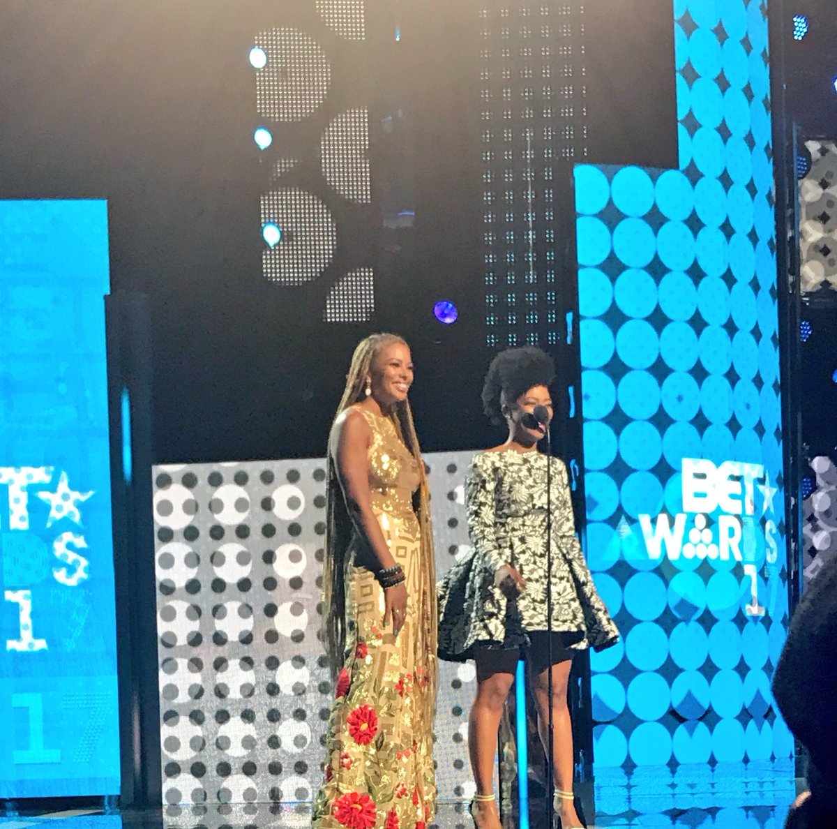BET_Africa's tweet photo. Well done @NomzamoMbatha for holding it down and flying the 🇿🇦 flag high during the #BETAwards17 🙌🏾🎉 https://t.co/lUvB96R4Pe