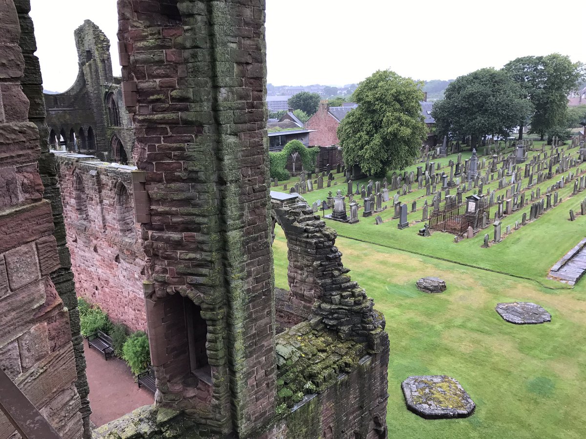 Hoy conocimos 2 abadías en ruinas ¿Cuál te gusta más? 2 primeras fotos St Andrew, otras Arbroath #lovegreatbritain #RmoEscocia #Myfitravel