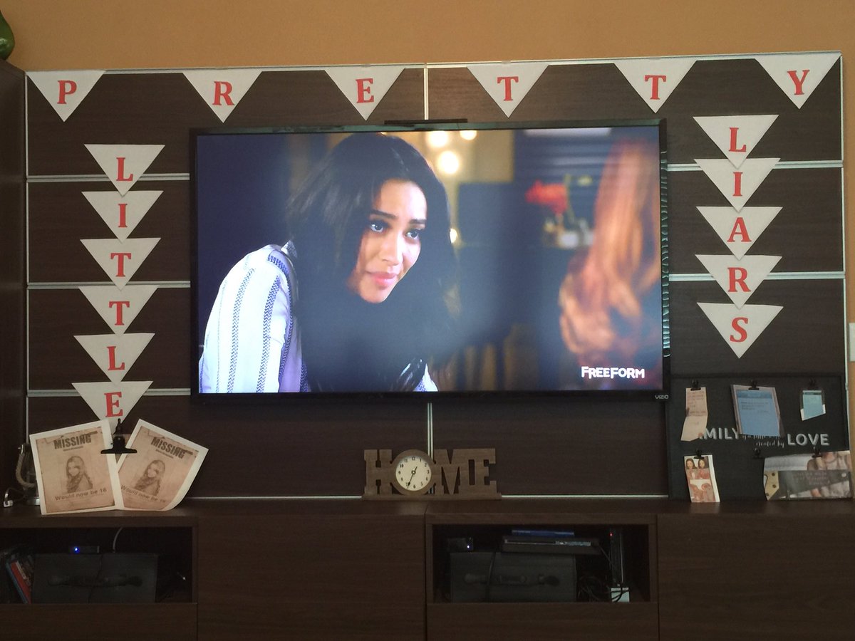 wiccangrrl13's tweet image. Our #PLL viewing party. #EmisonEndgame #PLLFinale #PLLDay #PrettyLittleLiarsfinale