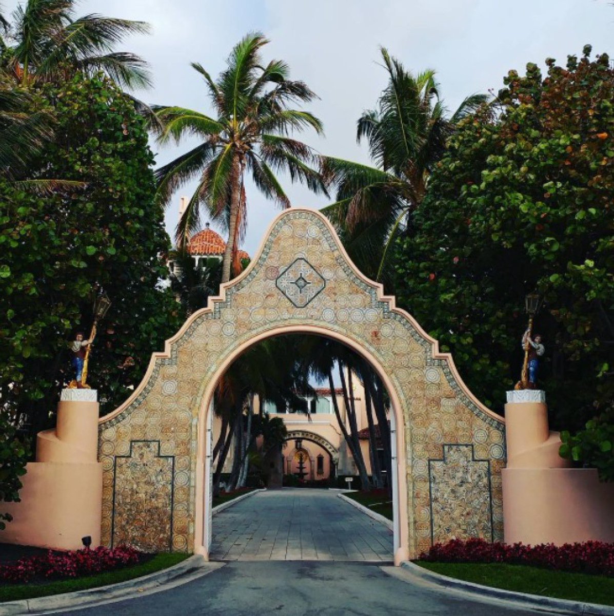 PoliticsChattr's tweet photo. Inside #Trump's "winter White House," Mar-a-Lago. – https://t.co/iTRkT9SPYV https://t.co/u8PMmCLXOZ