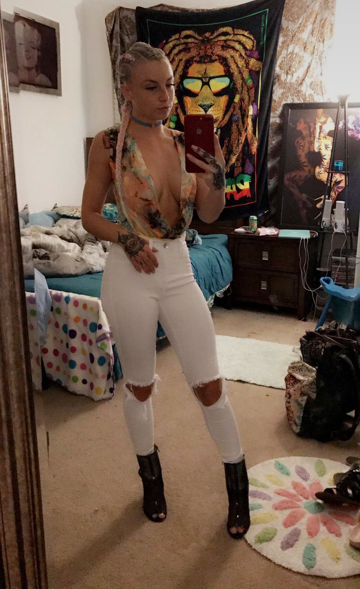 GoddessMac22's tweet photo. Out ✌🏼send tributes losers 😈🐶 #findom #paypig #tribute https://t.co/E5VPGaOZWM
