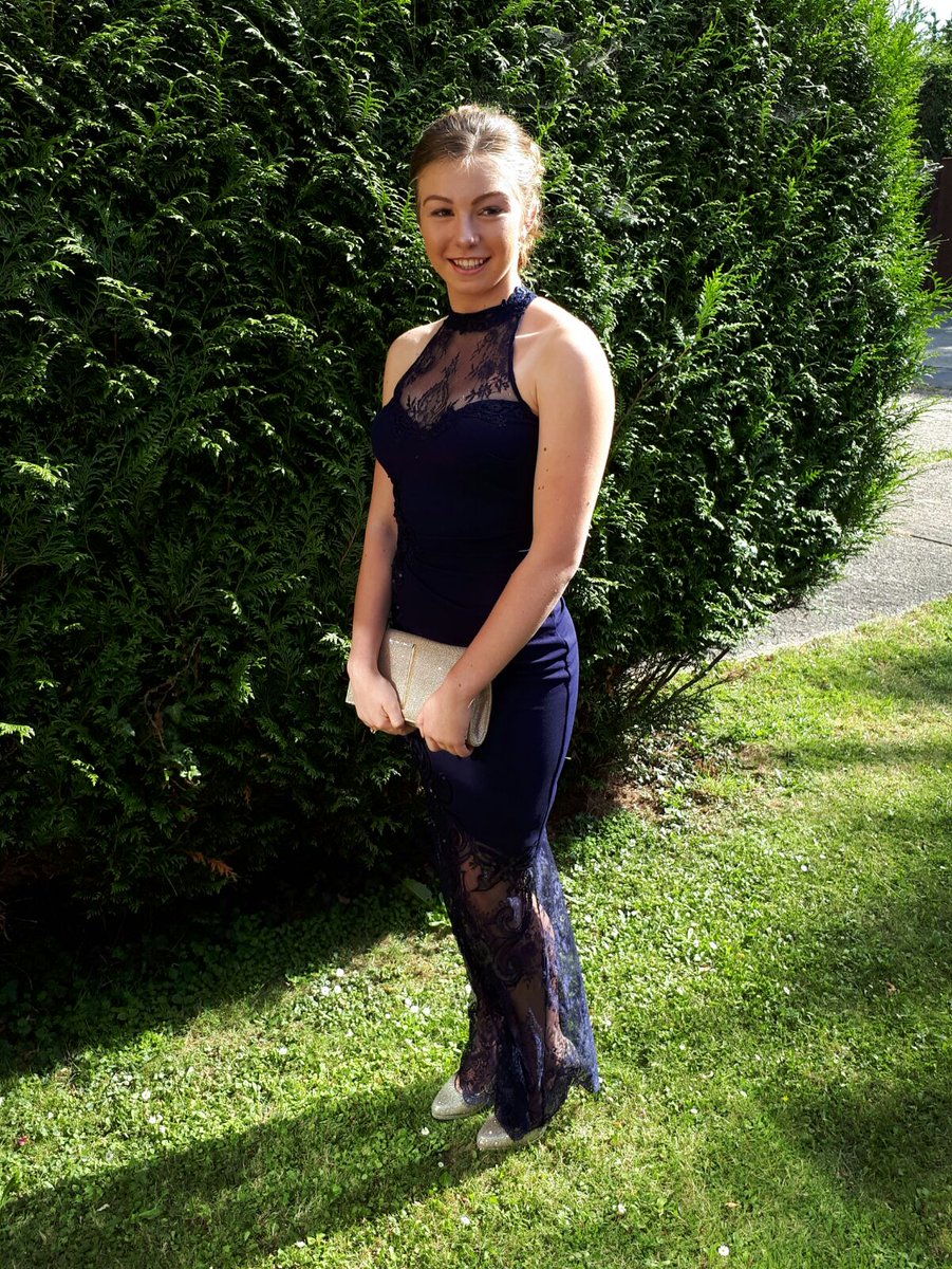 Mel_eley2000's tweet photo. Thanks @GtBaddowHighSch @StockBrookClub for a great prom #SBProm17 #bestdressed https://t.co/NY0228mEDD