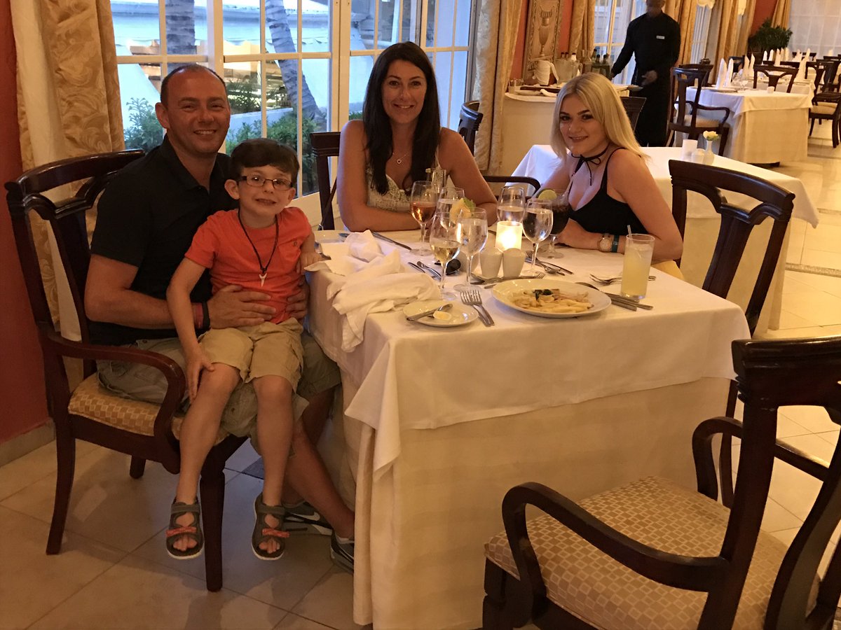 karencullis80's tweet photo. 🏰😍🏰😍 family#holidays#fun# https://t.co/0T9CMNEqrj