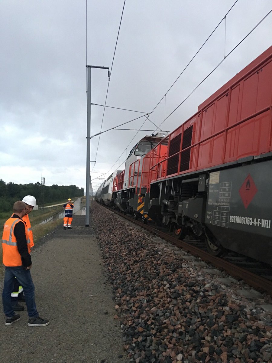 jbdelrue's tweet photo. Exercice de secours sur LGV_SEA avec @MESEA @VFLI et @GroupeSNCF https://t.co/MvCE2S87fV