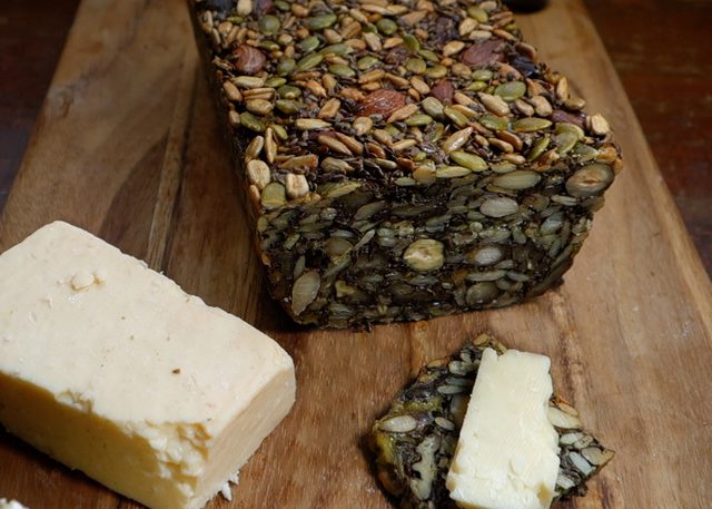 Receta de pan saludable y fácil de hacer con frutos secos y semillas
goo.gl/UZn2Fr