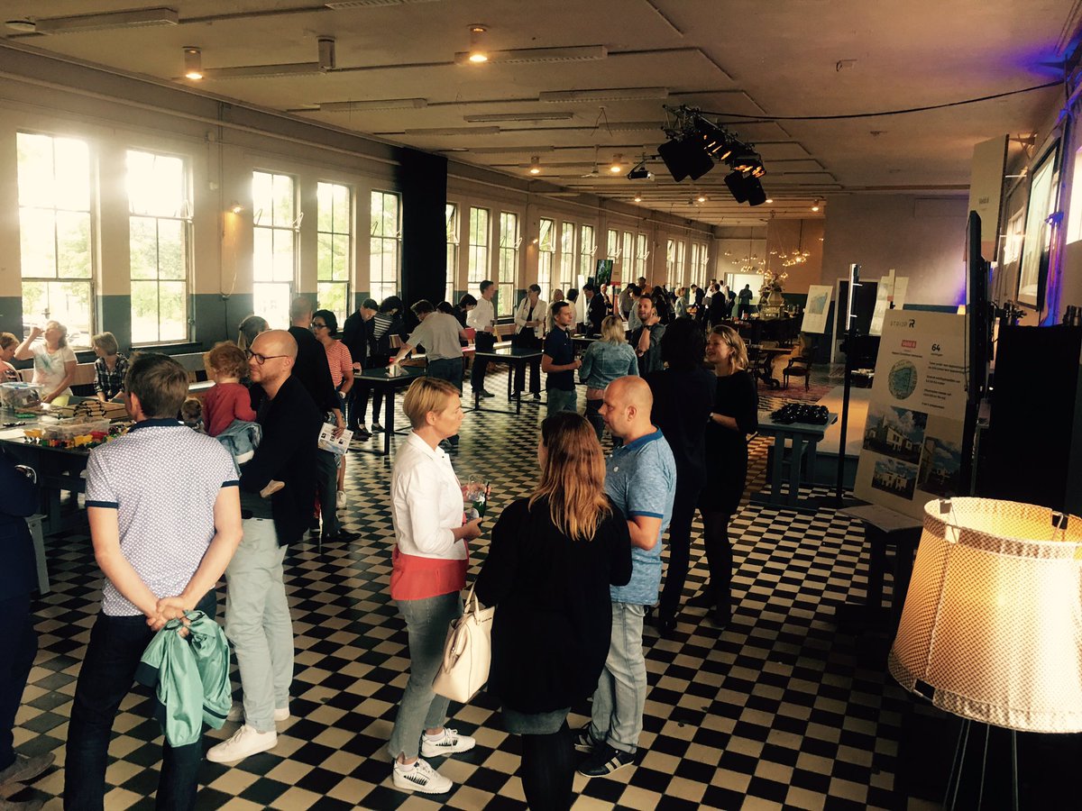 eerdewijk's tweet photo. Topavond! Start verkoop veld 3, 4 en 6 strijp R druk bezocht @HendriksBO https://t.co/ujwXvCptxl