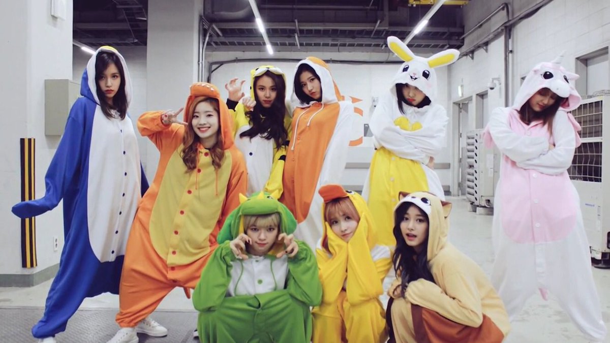 twice_shoo's tweet photo. TWICE日本デビューおめでとう！🎉
今まで女性アイドルグループを好きになったことが1度もなかったけどなぜかTWICEは大好きになりました笑
絶対いつか会いにいきます😄
日本でのイベントやツアー楽しみにしてます😊
TWICEファイティン！！

#TWICEJAPANDEBUT https://t.co/sdqwpd2pEp