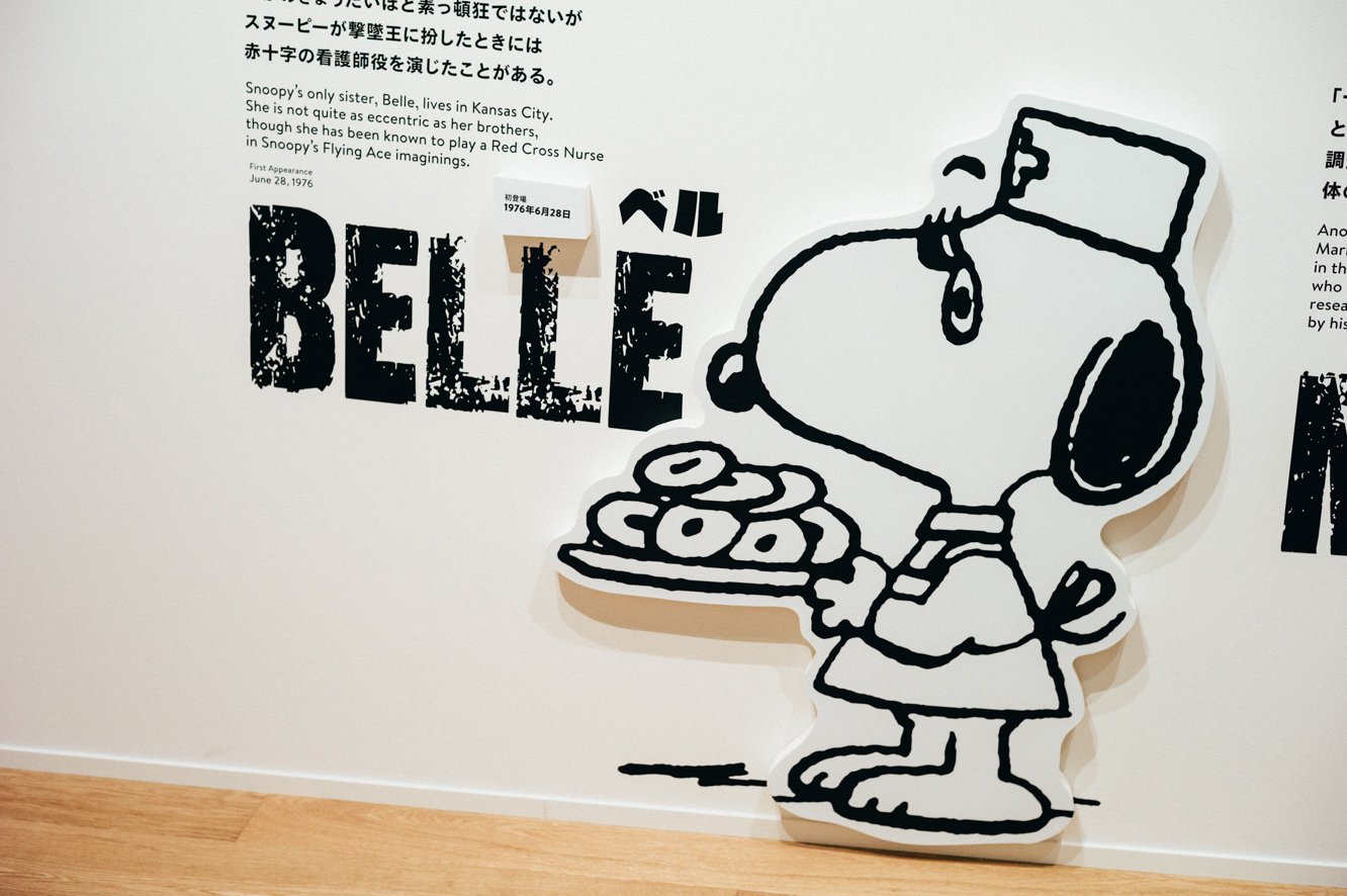 Snoopy Museum Tokyo ミュージアムから ベル ウィーク 展示室から スヌーピー ミュージアムの展示室内では 原画の他にもパネルやインタラクティブシアターなどに ピーナッツ ギャング を見つけることができます ドーナッツを持った看護師姿のベル