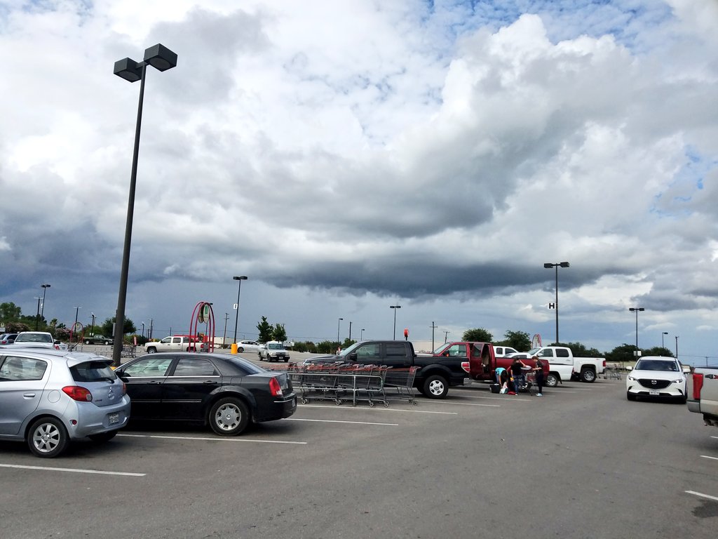 SouthTejas1984's tweet photo. Clouds... Thunder... Lightning over the last few days. Now we need the rain! #LytleTejas https://t.co/ETJnT415kA