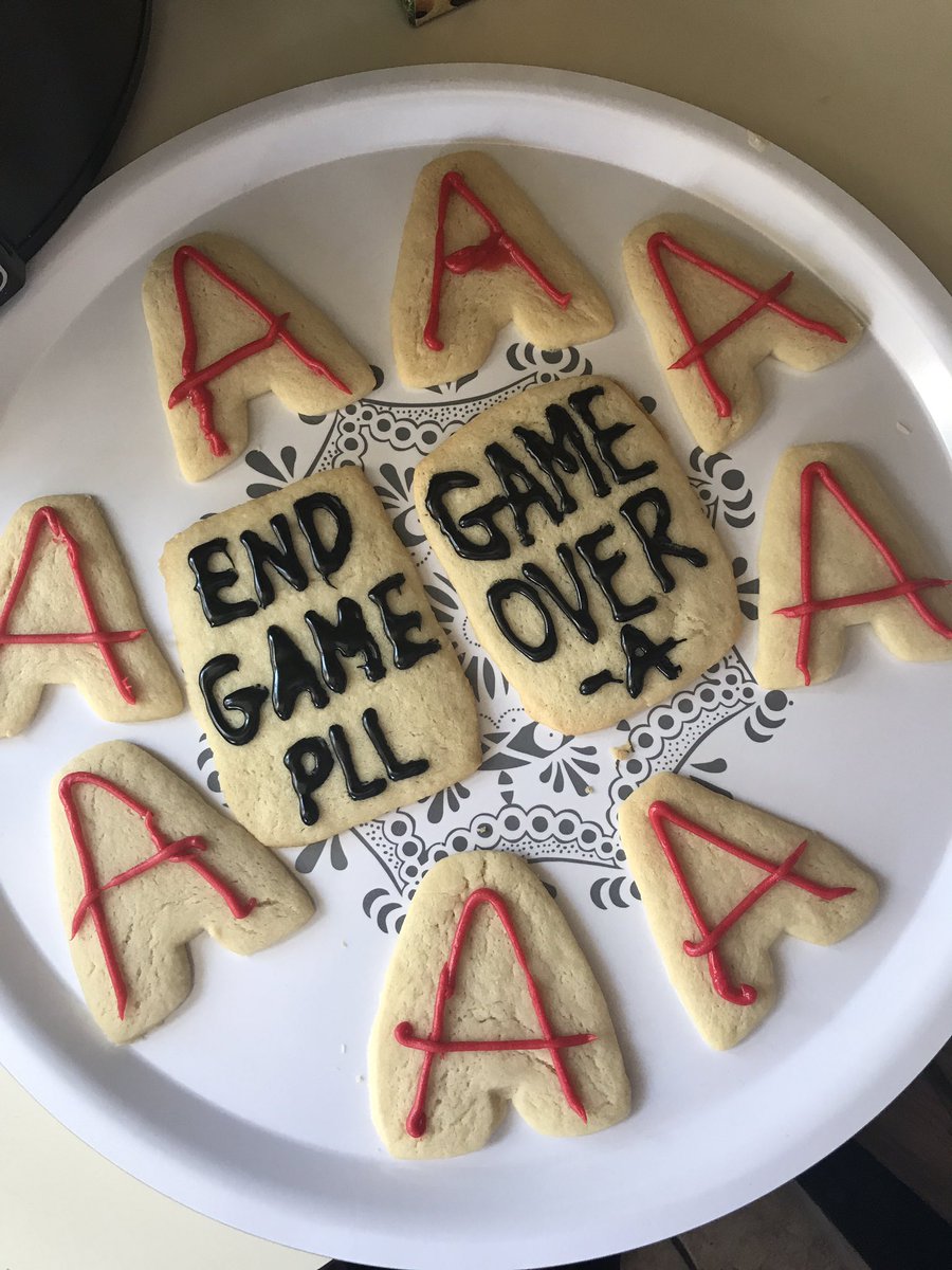 perezadento's tweet image. The level of extra me and my mom put into today is unreal but not surprising #PLLGoodbye #PLLEndGame #PLLFinale