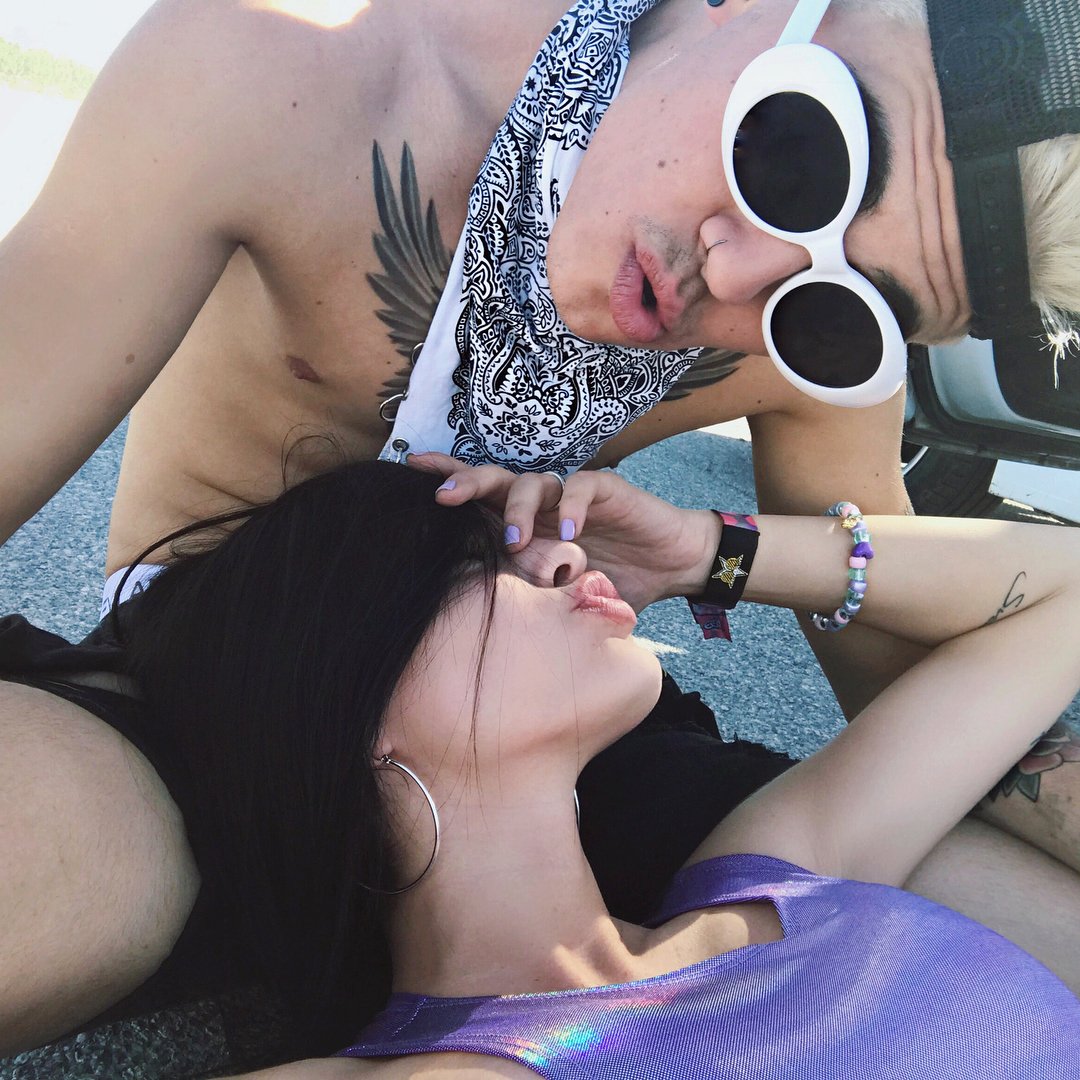 Duda Castro, namorada do Biel, via Instagram: "7:00 AM - E quando eu vi, sua felicidade já tinha dado as mãos pra minha".