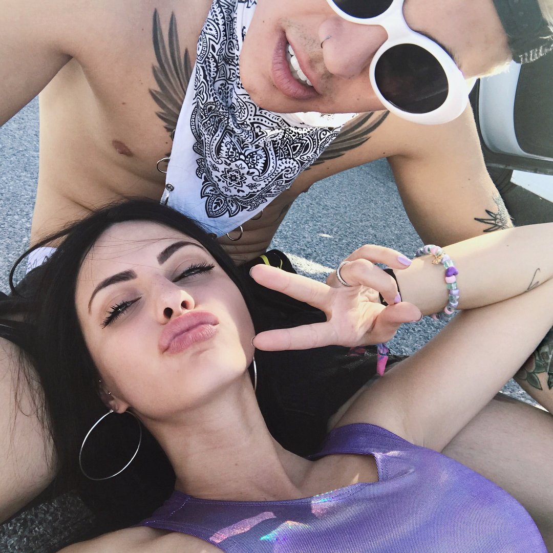 bieldailybr's tweet photo. Duda Castro, namorada do Biel, via Instagram: "7:00 AM - E quando eu vi, sua felicidade já tinha dado as mãos pra minha". https://t.co/PabFn9xtrL