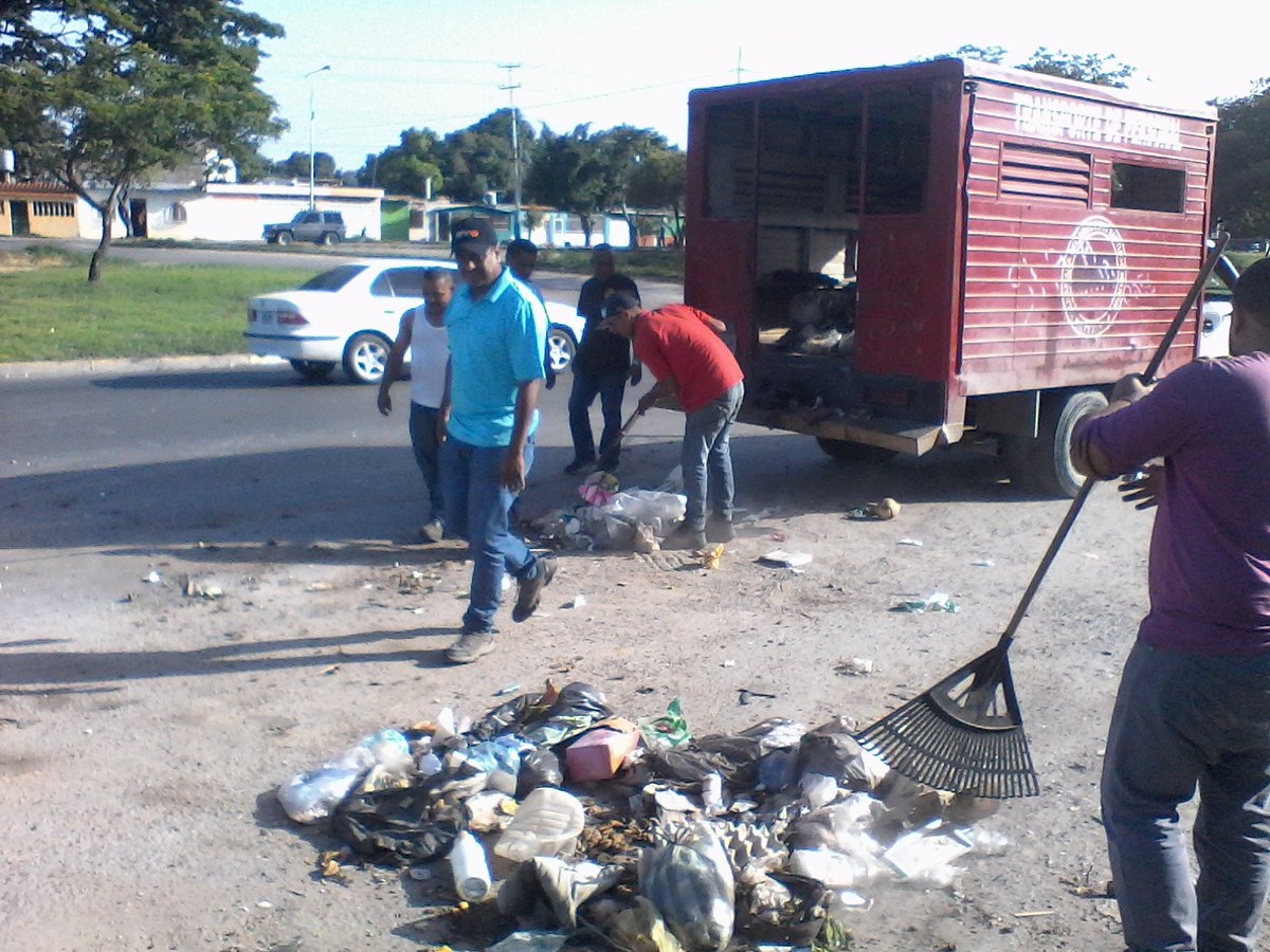 albertomorapsuv's tweet photo. Mientras la MUD_erte destruye nosotros limpiamos los desastres que la oposición deja en las calles pero nosotros venceremos @NicolasMaduro https://t.co/fU3dDUNCiX