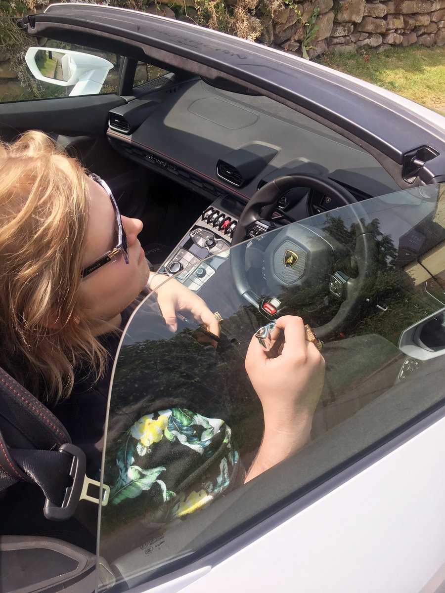 XHottestBoyX's tweet image. Poor attitude &amp;amp; got rich boy calisthenics. Pullin up 2 the court in a Lambo sippin on Ciroc. I know the judge so I got a lot of leverage 😏💸