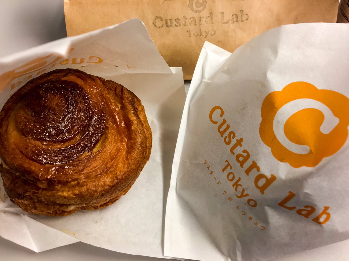 zzz_a_oba's tweet photo. 東京駅から山手線内回りと銀座線を��り継いで浅草へ。
６月７日放送の #エリッシュ で紹介のあったカスタード ラボ 東京にて、東京シューザックというシュークリームを買いました。
丸くて甘いデニッシュはサクッと食べ応えがあって、滑らかでコクのあるカスタードとのコラボが絶妙。美味しい。 https://t.co/xf3dI6F44f