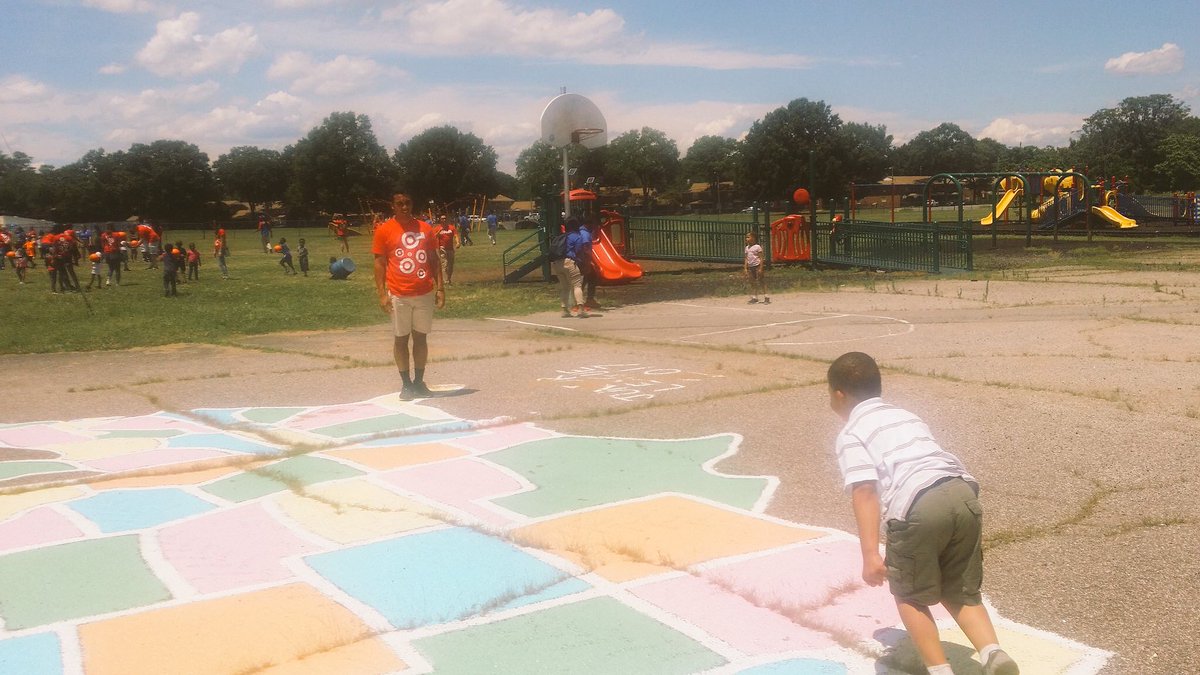 _ricnandez's tweet photo. Lots of fun today with some amazing kids in Richmond! #StateHopping #Volunteer #TGTInterns2017 #WeAreTarget ๐ค๐ฝ๐ฏ https://t.co/d9BquZYm1b