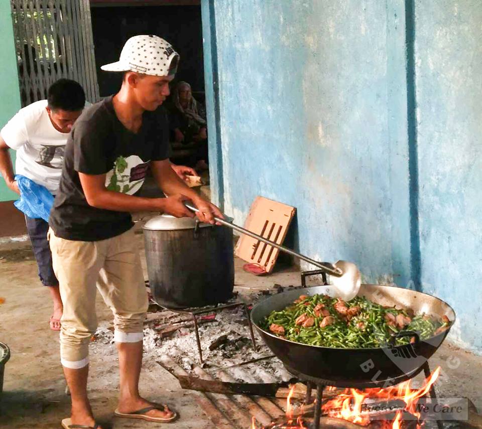 obphil's tweet photo. LOOK: Evacuees helping prepare the meals for the feeding of other families. #Mannapack #HelpMarawi #PrayforthePhilippines #MarawiClash https://t.co/yMg6M34qG6