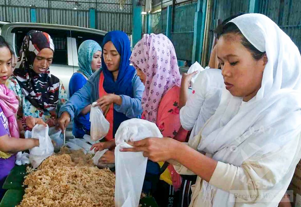 obphil's tweet photo. LOOK: Evacuees helping prepare the meals for the feeding of other families. #Mannapack #HelpMarawi #PrayforthePhilippines #MarawiClash https://t.co/yMg6M34qG6
