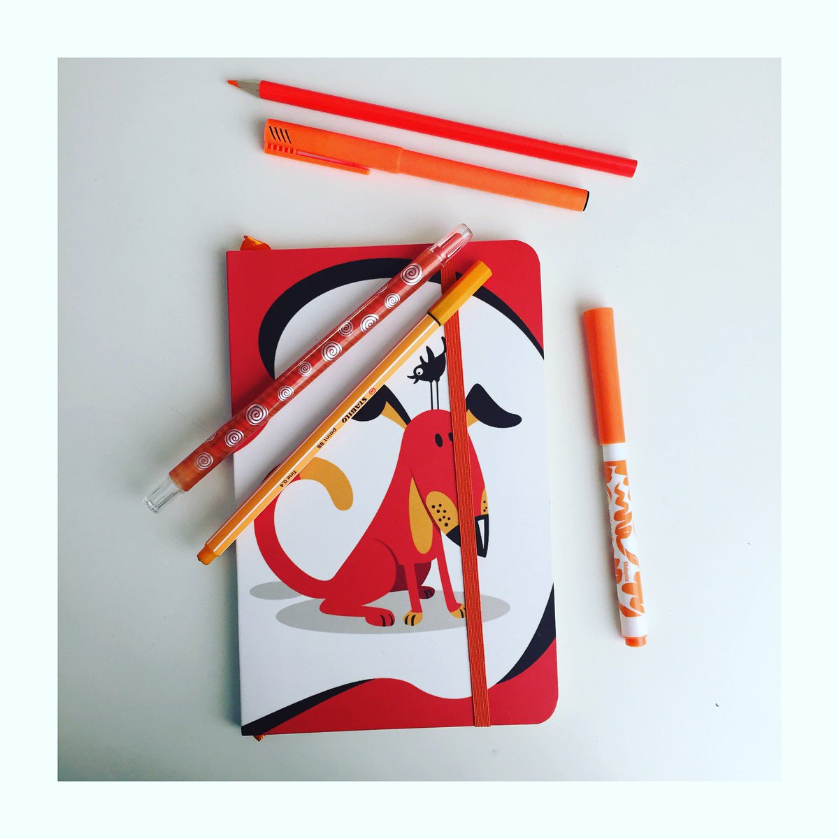 Moleco's tweet photo. Para quem gosta da vibração do laranja, tem caderno #moleco nessa cor: https://t.co/XNDq1xF4Qd! #molecolovers #molecomania #EscolhaMoleco https://t.co/uf3XlbaB60