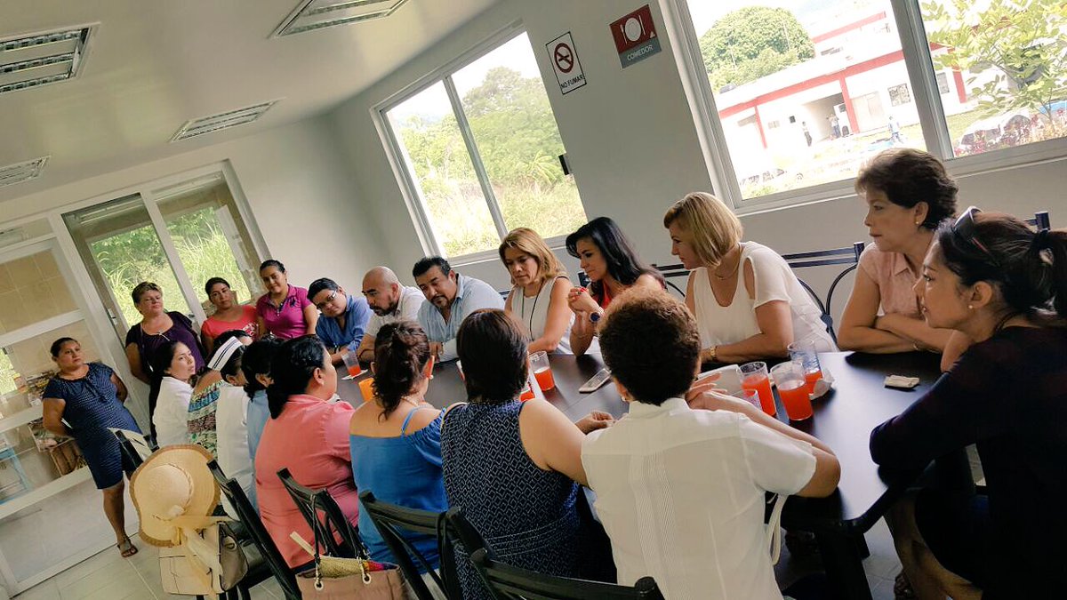 VoluntariadoSSH's tweet photo. .@ErickaMend1 sostuvo reunión de trabajo con el Voluntariado del Hospital de Huejutla para mejorar el funcionamiento de la Posada AME. https://t.co/iCrv56bhqa