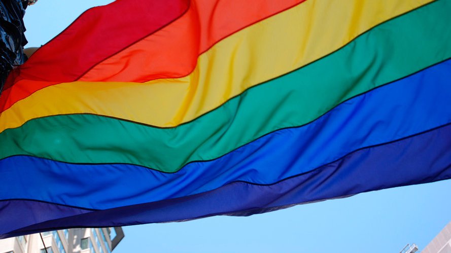 CotilleoSev's tweet photo. Es hora de respetar. Haz RT y combatamos la homofobia con besos. #KissingRevolution https://t.co/GkLLnqTECH