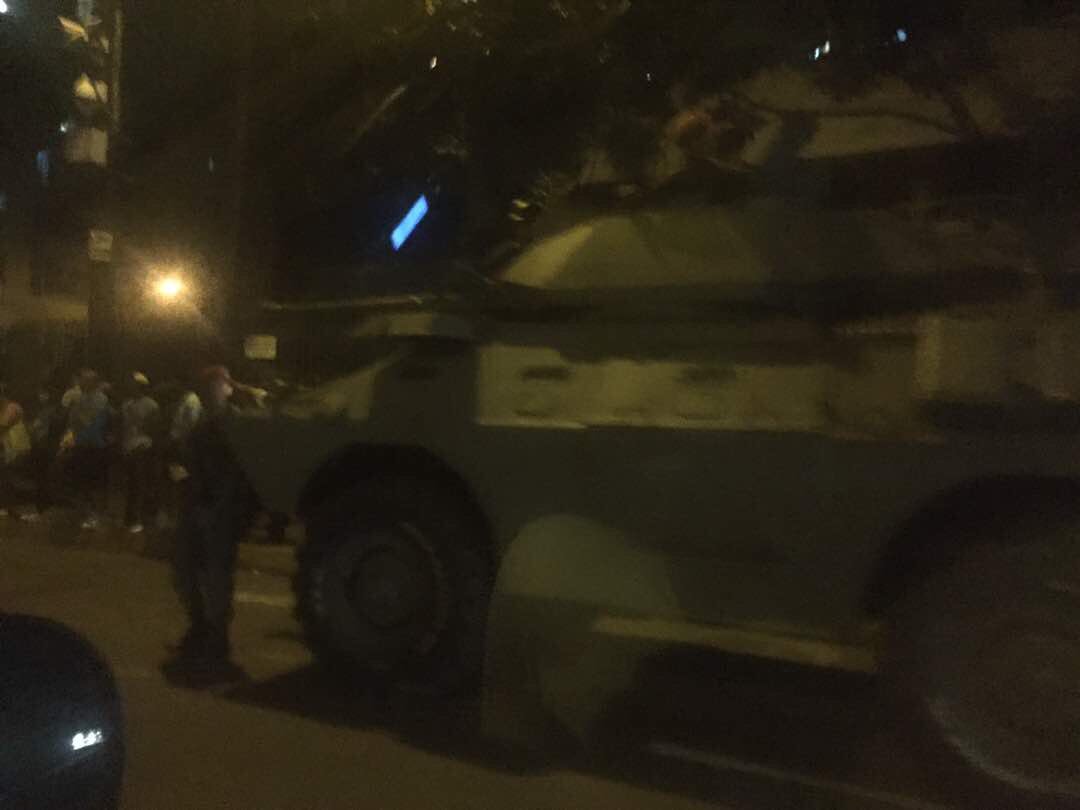 AbreuReport's tweet photo. #ULTIMAHORA: Caracas totalmente militarizada, sacan tanques de guerra, confirman alzamiento de grupo militar, Movimiento en Fuerte Tiuna. https://t.co/1yLvyI86u0