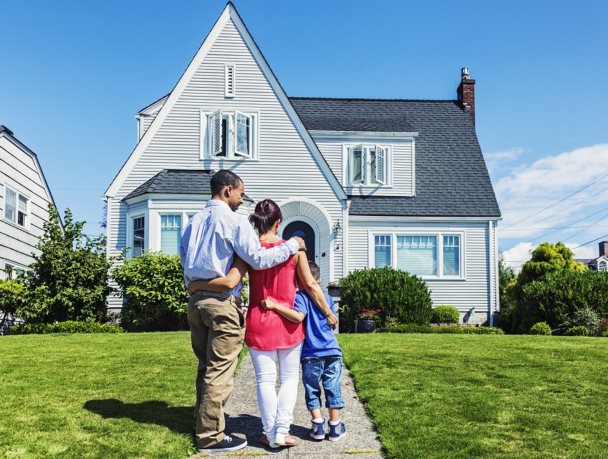 Семья в красивом доме. Счастливая семья в доме. Данный дом и семью что. Счастливая семья. Ипотека с господдержкой для семей.