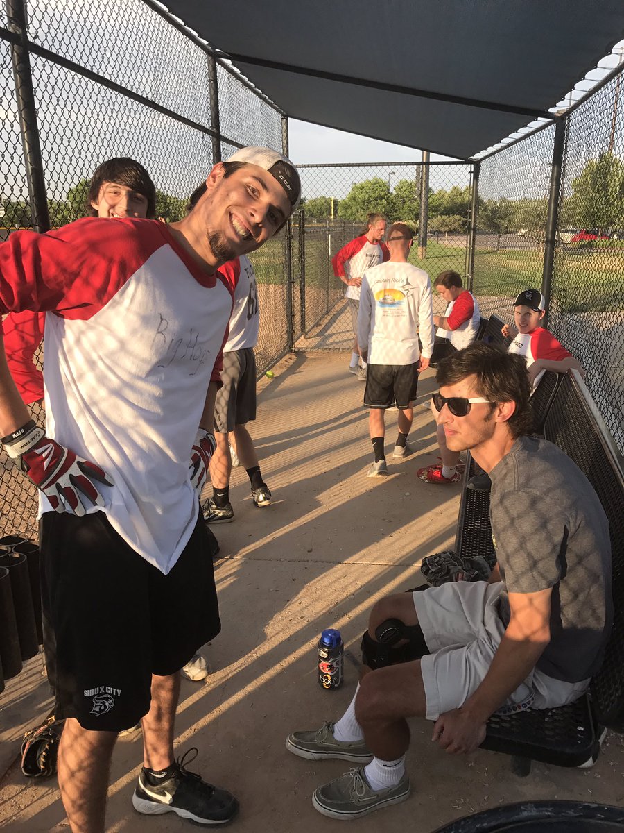 thebighogs_hr's tweet photo. All smiles in the dugout after fighting with some 40 year old douche bags! https://t.co/3ZBZF2Xfbc