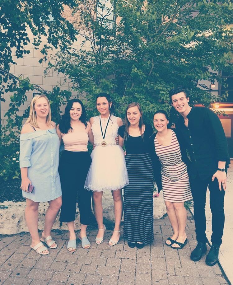 ShawnsTourDiary's tweet photo. Shawn junto a sus primos para la graduación de Aaliyah
Ella se ve hermosa! https://t.co/EciqrVcTWA