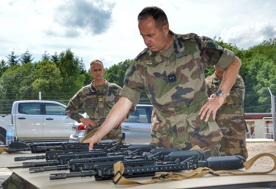 1er_Tirailleurs's tweet image. Le général RICHOUX, commandant la #7BB, et le colonel De Richoufftz, chef d'Etat-Major, testent le #HK 416 F au 1Rtir ! 👍