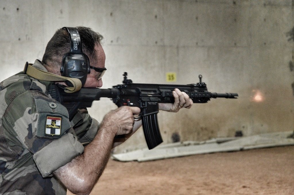 1er_Tirailleurs's tweet image. Le général RICHOUX, commandant la #7BB, et le colonel De Richoufftz, chef d'Etat-Major, testent le #HK 416 F au 1Rtir ! 👍