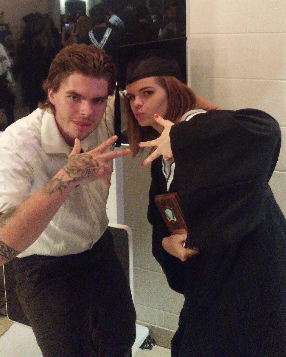 MeMyself_Foreva's tweet photo. My gem of a sister Graduated today :) Goodjob girl, now go be successful ! https://t.co/8LXk74fUkP