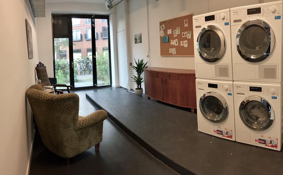 Gister openden we de eerste Bundles Wasserette bij Villa Mokum.  Sharing = Caring! 🙂