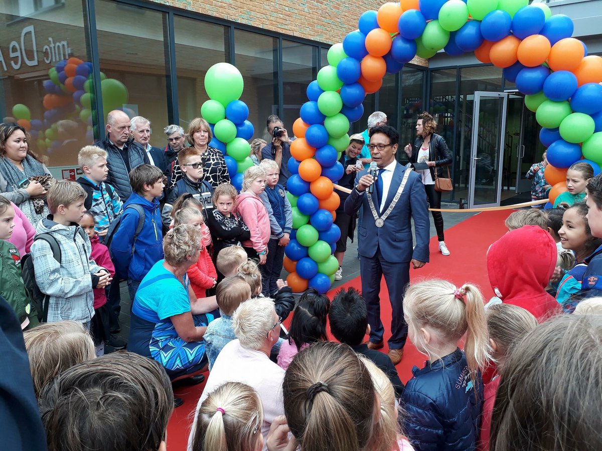 StichtingAmbion's tweet photo. MFC de Akkers officieel geopend. Burgemeester Van der Zwan verricht samen met de peuters de openingshandeling. #feest #heerenveen #opening https://t.co/XDvhLj8tfO