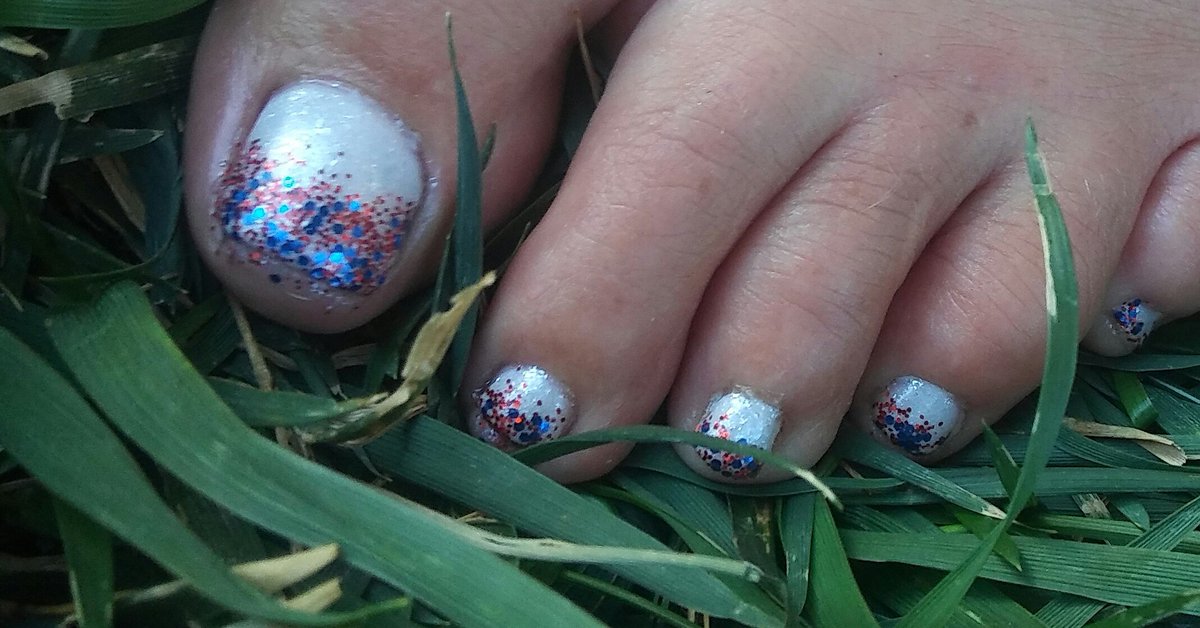KatyLambson's tweet photo. #CND #Shellac #WildFire #StudioWhite #PeacockPlume #SilverChrome #Additives #Issicles #Glitter #FourthOfJuly #Nails #BetterThanFireworks https://t.co/IQPPNMJnO1