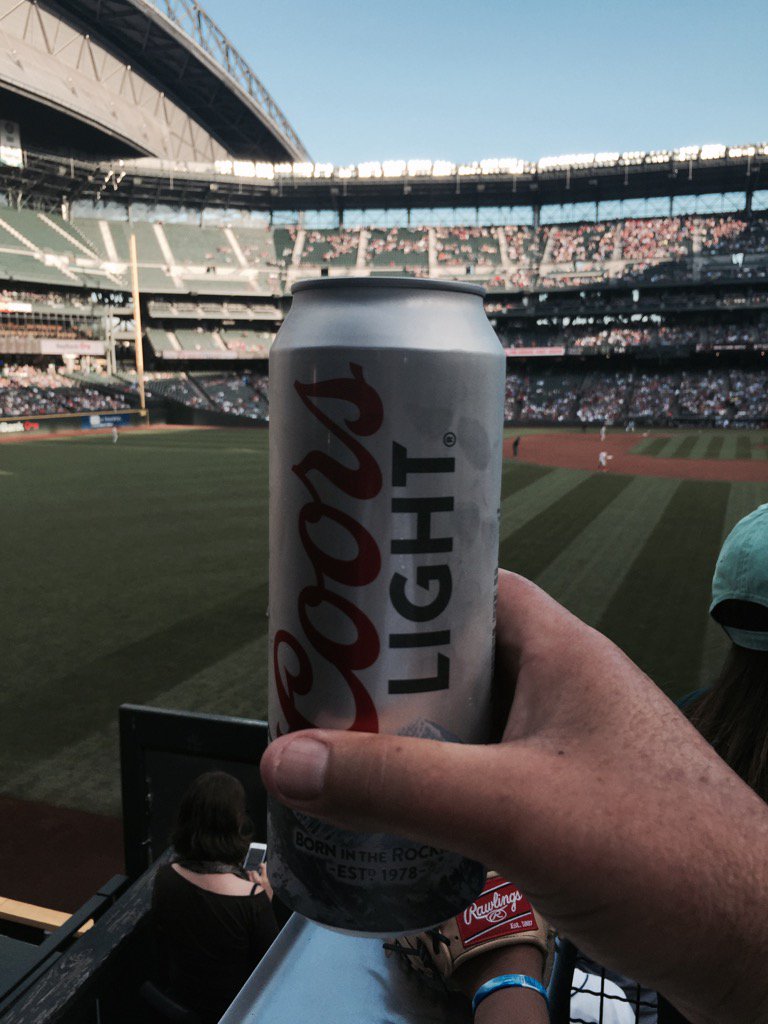 extickerpimp's tweet photo. Didn't know 24oz Coors Lights were even a thing. #arenow https://t.co/LjNcSiIdcp