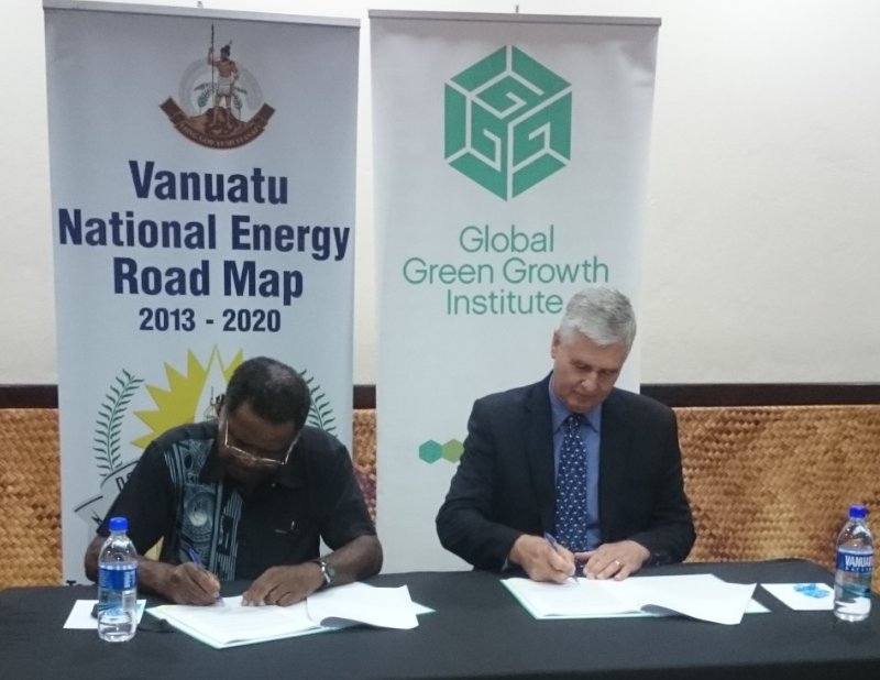 The Government of Vanuatu &amp; GGGI sign a 5 year strategic Country Planning Framework. Read more here: goo.gl/8VjsrG.