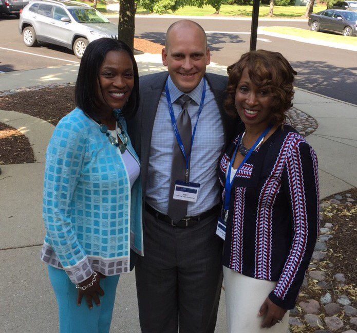 ConnieRC2014's tweet photo. 2017 HWC Executive Leadership Institute Grad-Round Lake Asst Supt Eric Apgar was an outstanding participant! https://t.co/WUBwX1iurF